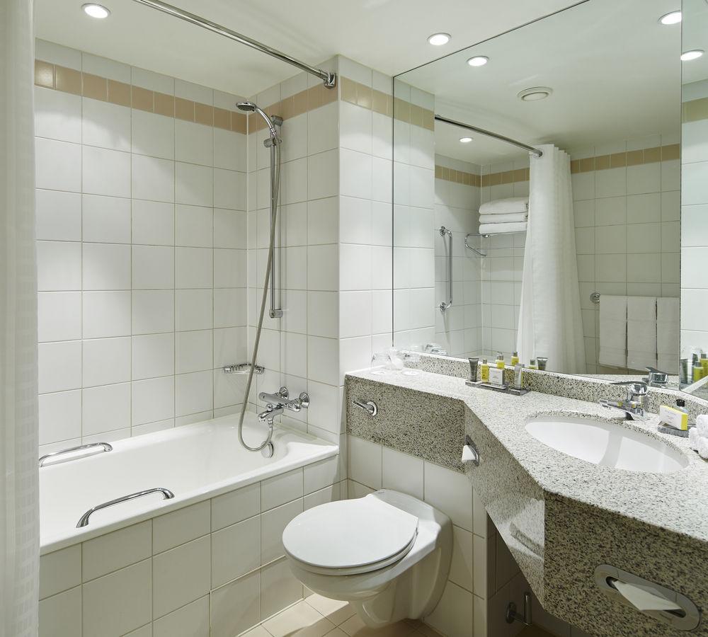 The Aberdeen Dyce Hotel Екстериор снимка