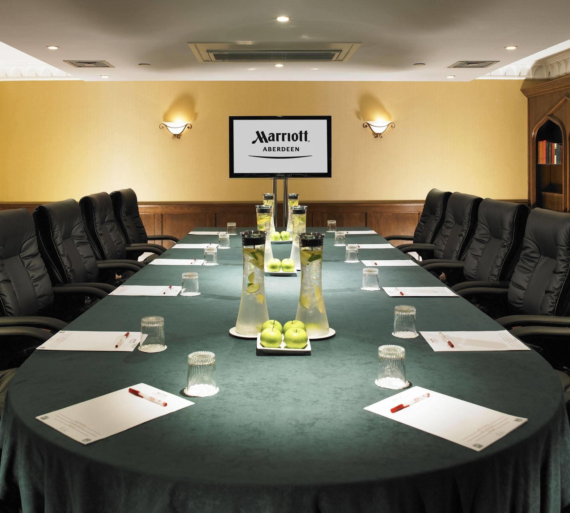 The Aberdeen Dyce Hotel Екстериор снимка